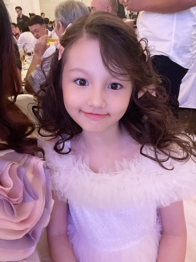 Con gái 9 tuổi lai Tây của ca sĩ Phương Vy Idol đã thần thái cỡ này?- Ảnh 5.