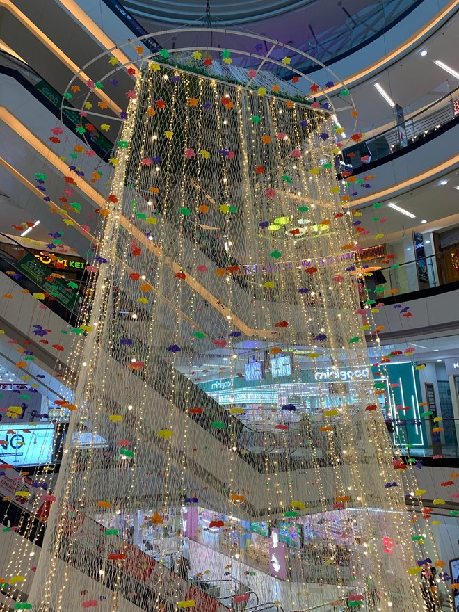 Dòng chữ lạ dán trên kính an toàn ở Vạn Hạnh Mall, ai lướt qua cũng đồng loạt đưa điện thoại lên- Ảnh 6.