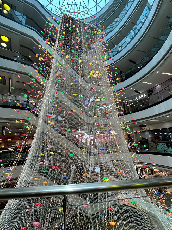 Dòng chữ lạ dán trên kính an toàn ở Vạn Hạnh Mall, ai lướt qua cũng đồng loạt đưa điện thoại lên- Ảnh 5.