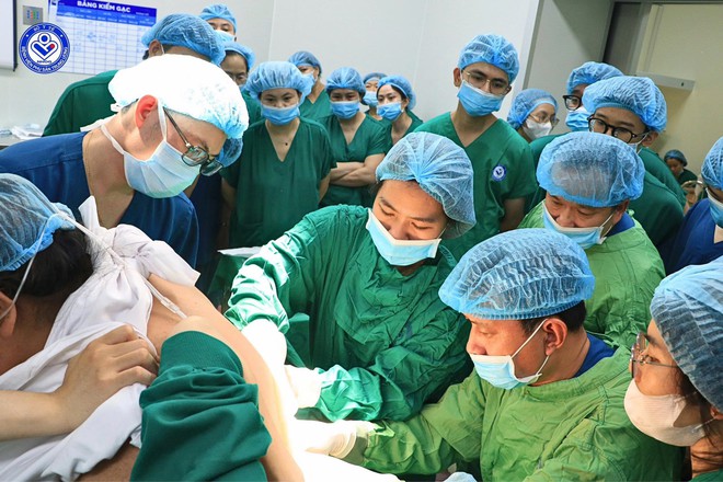 Ca mổ lấy thai hy hữu cho sản phụ nặng 178kg mắc nhiều bệnh lý thai kỳ: Bé trai nặng 3,4kg hồng hào chào đời- Ảnh 3.