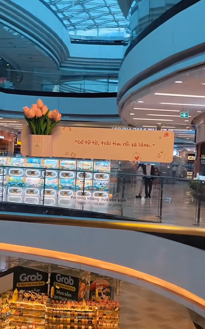 Dòng chữ lạ dán trên kính an toàn ở Vạn Hạnh Mall, ai lướt qua cũng đồng loạt đưa điện thoại lên- Ảnh 2.