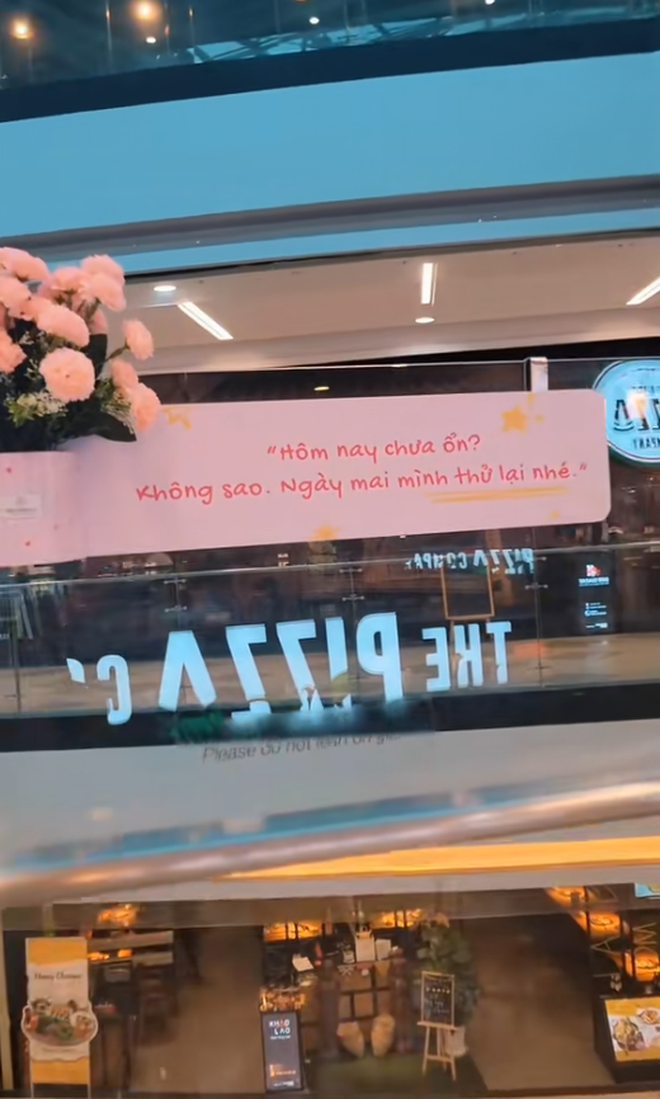 Dòng chữ lạ dán trên kính an toàn ở Vạn Hạnh Mall, ai lướt qua cũng đồng loạt đưa điện thoại lên- Ảnh 4.