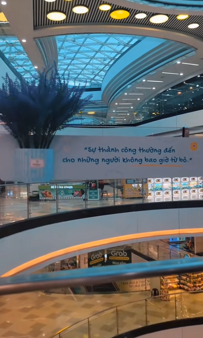 Dòng chữ lạ dán trên kính an toàn ở Vạn Hạnh Mall, ai lướt qua cũng đồng loạt đưa điện thoại lên- Ảnh 3.