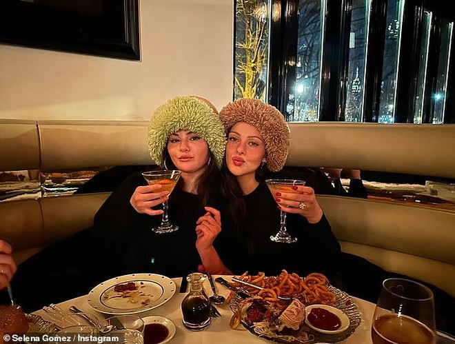Sự thật về tin đồn "nghỉ chơi" giữa vợ chồng con cả nhà Beckham và Selena Gomez- Ảnh 6.