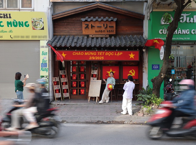10 quán cà phê phủ đỏ cờ hoa, rực rỡ nhất Hà Nội ngay lúc này!- Ảnh 20.