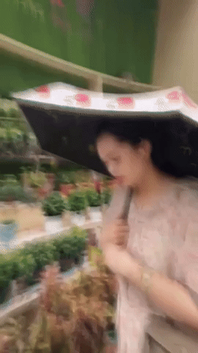 Vợ Duy Mạnh khoe nhan sắc xinh đẹp, ra dáng tiểu thư Hà thành, đã không còn bị chê mặc xấu!- Ảnh 2.