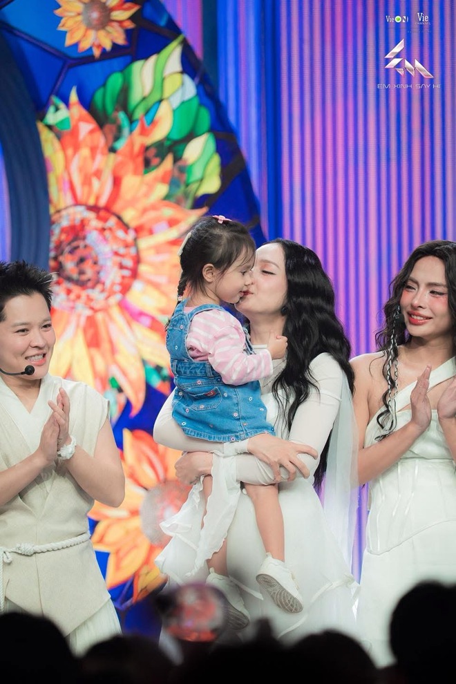 Bảo Anh gây "náo loạn" khi đưa con gái lên sân khấu Em Xinh Say Hi- Ảnh 4.