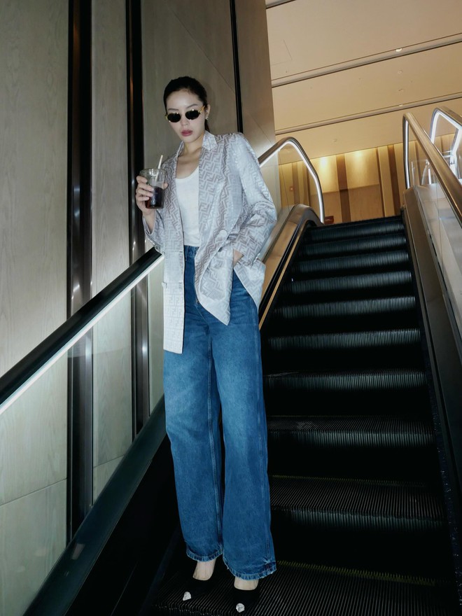 4 kiểu quần jeans không bao giờ lỗi mốt, được các mỹ nhân Việt diện từ năm này qua năm khác- Ảnh 11.