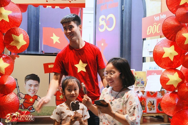 Duy Mạnh: "Mở rộng cửa nhà tặng kem, nước uống dịp A80, gia đình tôi muốn dạy các con về lòng yêu nước"- Ảnh 11.