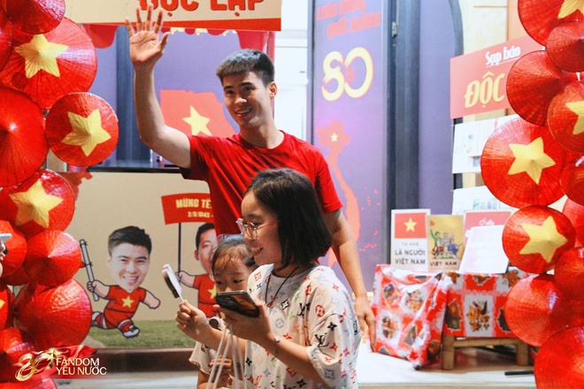Duy Mạnh: "Mở rộng cửa nhà tặng kem, nước uống dịp A80, gia đình tôi muốn dạy các con về lòng yêu nước"- Ảnh 12.