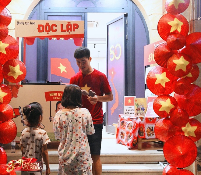 Duy Mạnh: "Mở rộng cửa nhà tặng kem, nước uống dịp A80, gia đình tôi muốn dạy các con về lòng yêu nước"- Ảnh 10.
