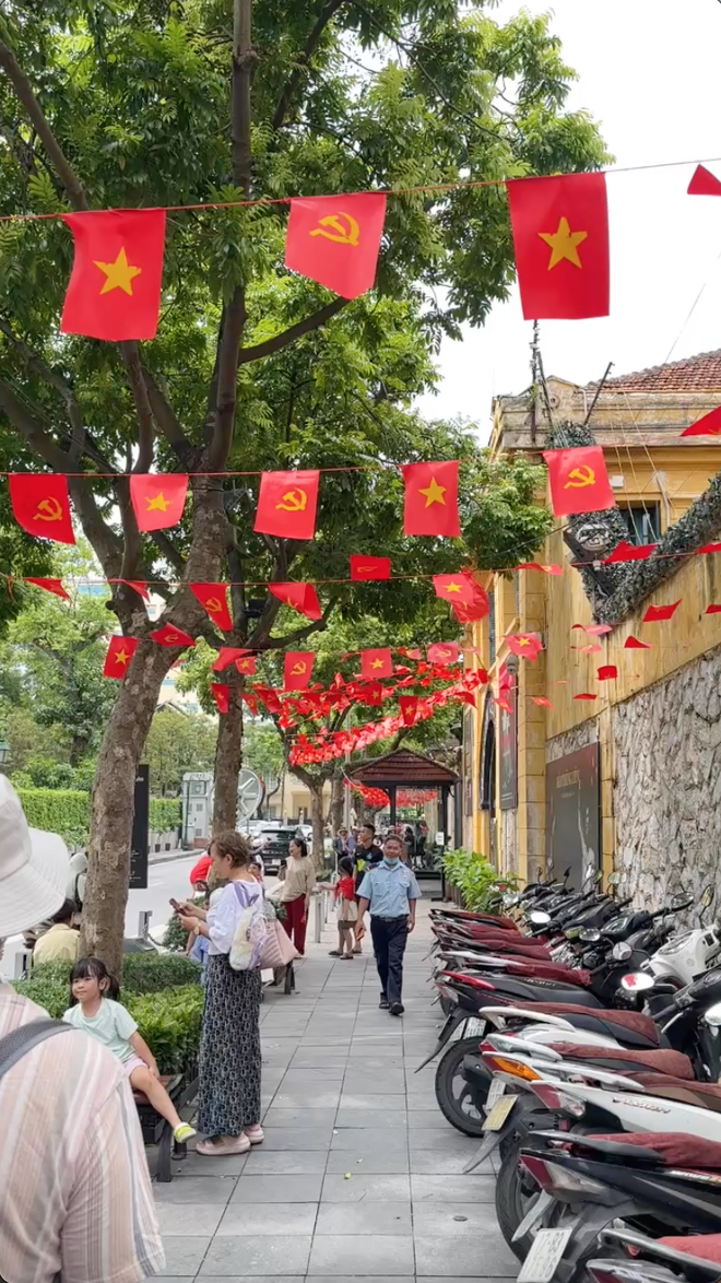 Những con phố cờ hoa rực rỡ nhất Hà Nội ngay lúc này, thu hút dân tình đến chụp ảnh check-in- Ảnh 12.