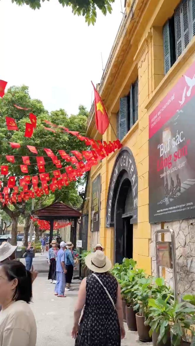 Những con phố cờ hoa rực rỡ nhất Hà Nội ngay lúc này, thu hút dân tình đến chụp ảnh check-in- Ảnh 14.