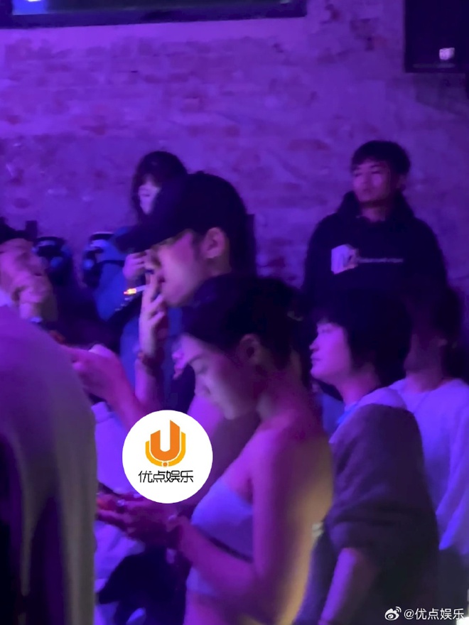 Nữ ca sĩ U45 nghi bị tình trẻ kém 25 tuổi "cắm sừng", "hồng hài nhi" lộ ảnh thân mật với gái lạ trong bar- Ảnh 2.
