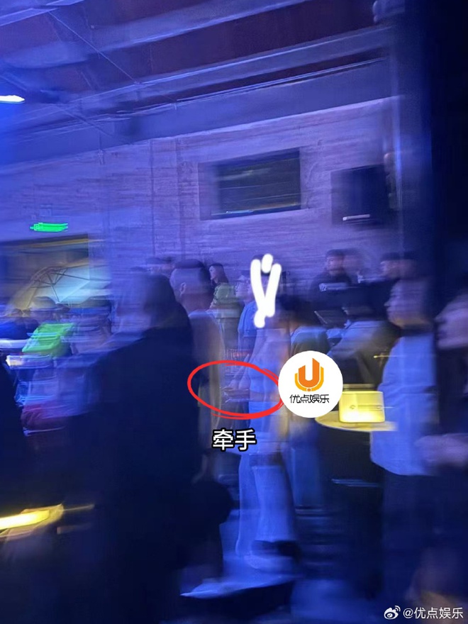 Nữ ca sĩ U45 nghi bị tình trẻ kém 25 tuổi "cắm sừng", "hồng hài nhi" lộ ảnh thân mật với gái lạ trong bar- Ảnh 4.