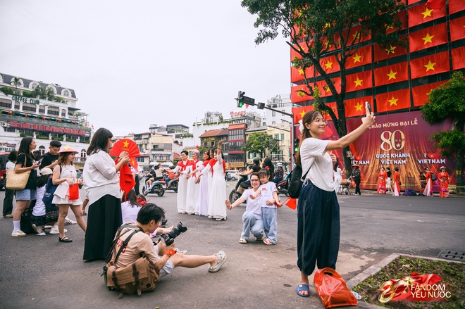 "Bức tường" cờ đỏ sao vàng đang hot nhất hiện tại: Ngay trung tâm Hà Nội, thu hút dân tình đến check-in- Ảnh 9. "Bức tường" cờ đỏ sao vàng đang hot nhất hiện tại: Ngay trung tâm Hà Nội, thu hút dân tình đến check-in- Ảnh 9.