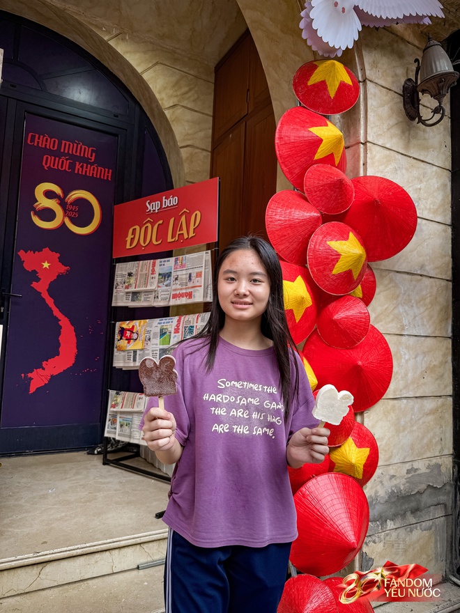 Trước nhà cầu thủ Duy Mạnh lúc này: Dân tình thích thú chụp ảnh, nhận kem miễn phí trong lúc chờ xem diễu binh- Ảnh 16.