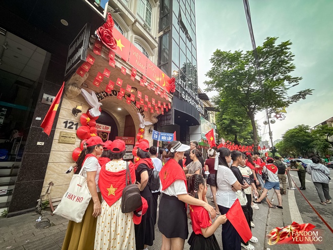 Trước nhà cầu thủ Duy Mạnh lúc này: Dân tình thích thú chụp ảnh, nhận kem miễn phí trong lúc chờ xem diễu binh- Ảnh 2.