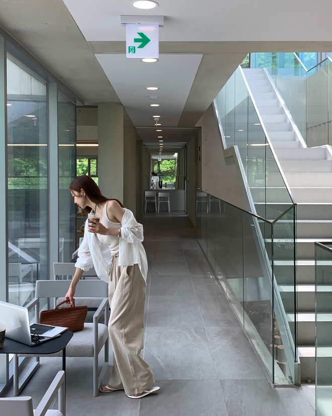5 mẫu quần ống rộng dẫn đầu xu hướng mùa thu 2025, có hết là yên tâm mặc đẹp- Ảnh 8.