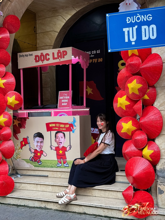 Trước nhà cầu thủ Duy Mạnh lúc này: Dân tình thích thú chụp ảnh, nhận kem miễn phí trong lúc chờ xem diễu binh- Ảnh 6.