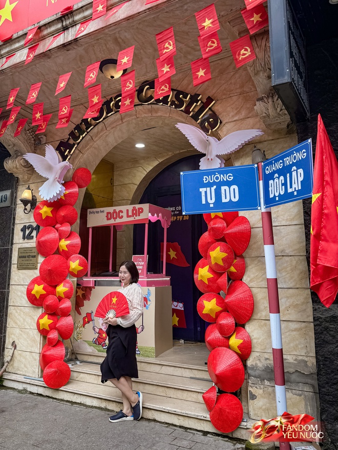 Trước nhà cầu thủ Duy Mạnh lúc này: Dân tình thích thú chụp ảnh, nhận kem miễn phí trong lúc chờ xem diễu binh- Ảnh 7.
