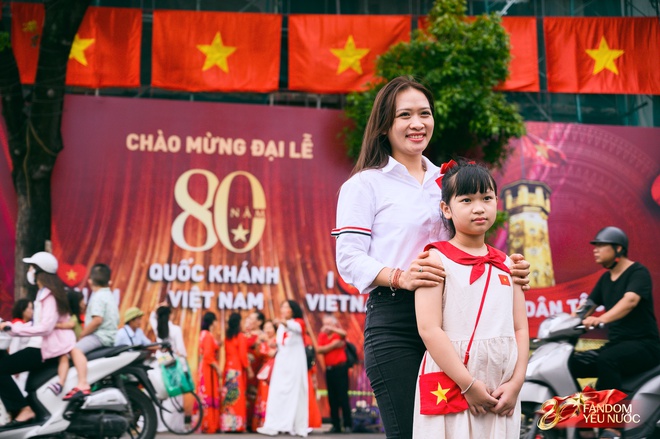 "Bức tường" cờ đỏ sao vàng đang hot nhất hiện tại: Ngay trung tâm Hà Nội, thu hút dân tình đến check-in- Ảnh 7. "Bức tường" cờ đỏ sao vàng đang hot nhất hiện tại: Ngay trung tâm Hà Nội, thu hút dân tình đến check-in- Ảnh 7.