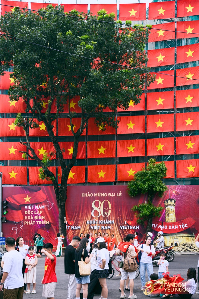 "Bức tường" cờ đỏ sao vàng đang hot nhất hiện tại: Ngay trung tâm Hà Nội, thu hút dân tình đến check-in- Ảnh 8. "Bức tường" cờ đỏ sao vàng đang hot nhất hiện tại: Ngay trung tâm Hà Nội, thu hút dân tình đến check-in- Ảnh 8.