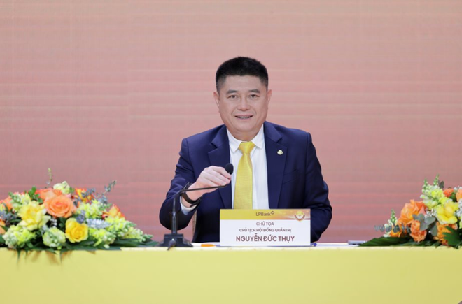 Vì sao gia đình doanh nhân nổi tiếng Việt Nam chuộng cà vạt màu vàng: Khám phá ý nghĩa sâu xa- Ảnh 5. Vì sao gia đình doanh nhân nổi tiếng Việt Nam chuộng cà vạt màu vàng: Khám phá ý nghĩa sâu xa- Ảnh 5.