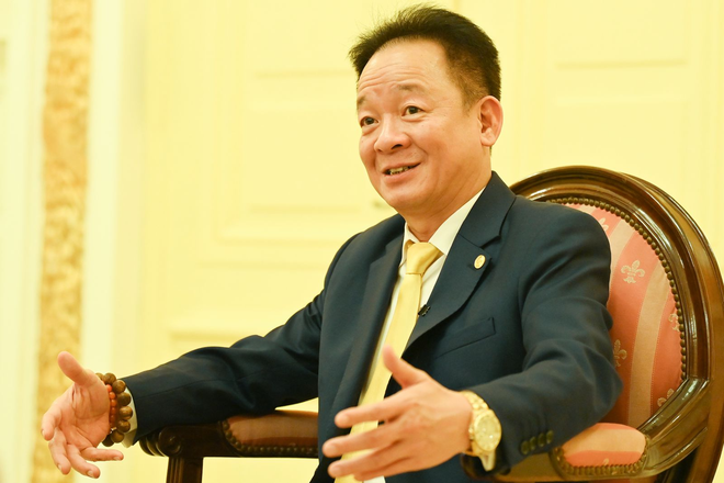 Vì sao gia đình doanh nhân nổi tiếng Việt Nam chuộng cà vạt màu vàng: Khám phá ý nghĩa sâu xa- Ảnh 7. Vì sao gia đình doanh nhân nổi tiếng Việt Nam chuộng cà vạt màu vàng: Khám phá ý nghĩa sâu xa- Ảnh 7.