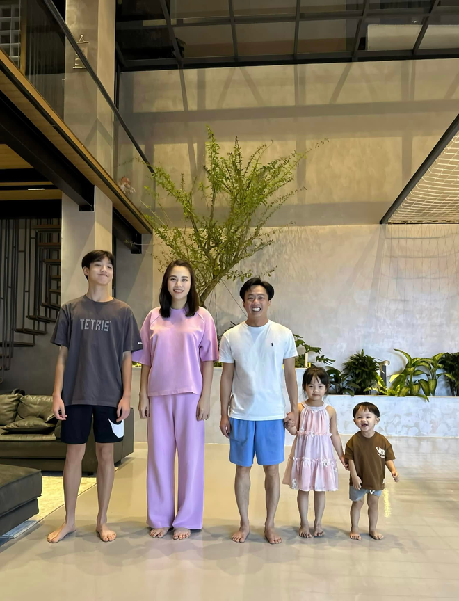 Cả nhà Cường Đô La chuộng áo của giới thượng lưu: Logo bé xíu mà mặc lên sang cỡ này- Ảnh 4.