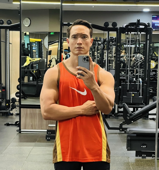 Ông xã Hồ Ngọc Hà để lộ body 6 múi cuồn cuộn trên sân pickleball khiến dân tình xuýt xoa- Ảnh 3. Ông xã Hồ Ngọc Hà để lộ body 6 múi cuồn cuộn trên sân pickleball khiến dân tình xuýt xoa- Ảnh 3.