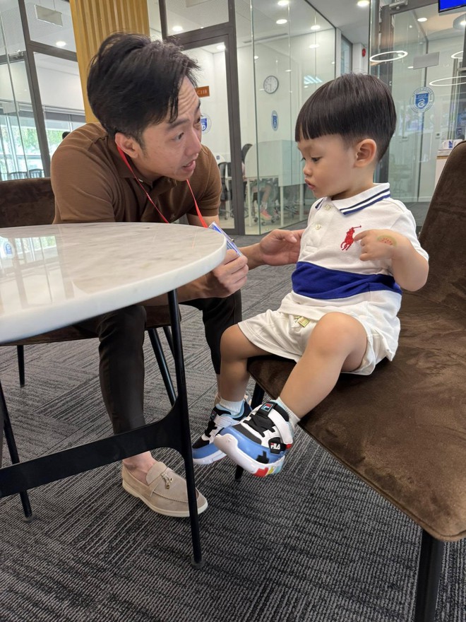 Cả nhà Cường Đô La chuộng áo của giới thượng lưu: Logo bé xíu mà mặc lên sang cỡ này- Ảnh 3.