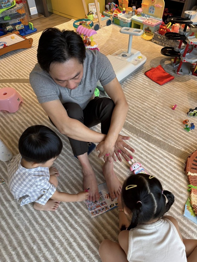Cả nhà Cường Đô La chuộng áo của giới thượng lưu: Logo bé xíu mà mặc lên sang cỡ này- Ảnh 2.