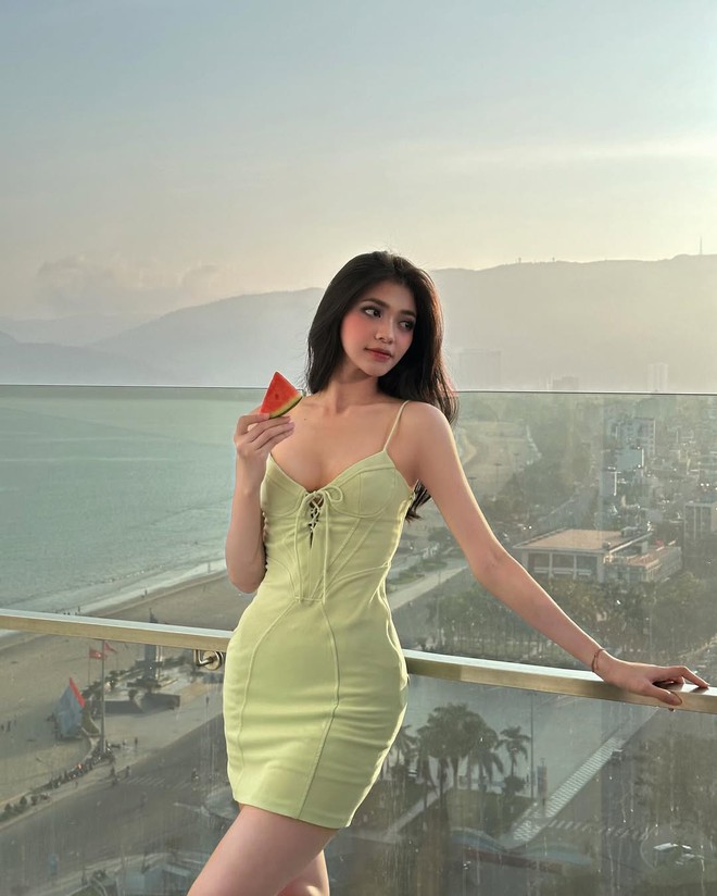 1 Á hậu tái hiện bộ váy táo bạo của Hoa hậu Thanh Thuỷ, nhan sắc có đủ "lấn lướt"?- Ảnh 11. 1 Á hậu tái hiện bộ váy táo bạo của Hoa hậu Thanh Thuỷ, nhan sắc có đủ "lấn lướt"?- Ảnh 11.