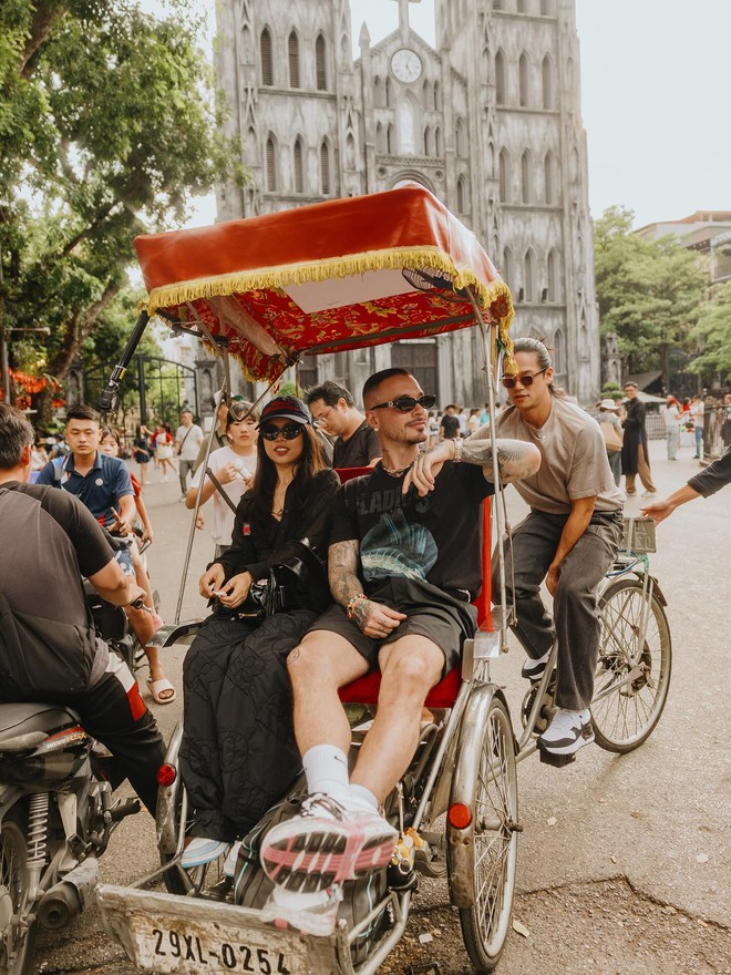8Wonder 2025 trước giờ G: SOOBIN mặt mộc đi tổng duyệt, J Balvin rủ tlinh xuống phố làm 1 việc không ngờ tới!- Ảnh 9.