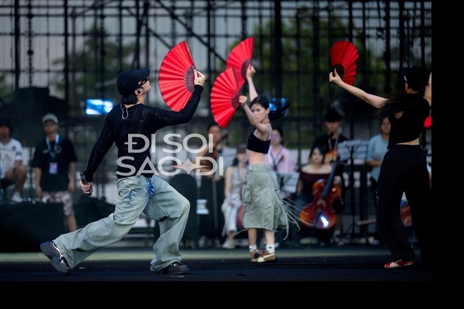 8Wonder 2025 trước giờ G: SOOBIN mặt mộc đi tổng duyệt, J Balvin rủ tlinh xuống phố làm 1 việc không ngờ tới!- Ảnh 7.