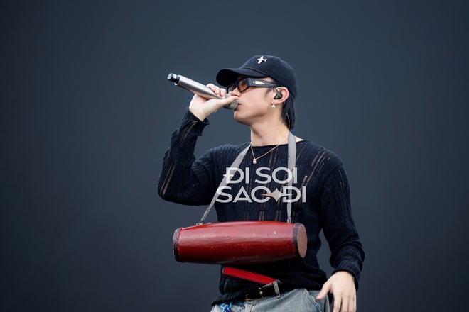 8Wonder 2025 trước giờ G: SOOBIN mặt mộc đi tổng duyệt, J Balvin rủ tlinh xuống phố làm 1 việc không ngờ tới!- Ảnh 2.