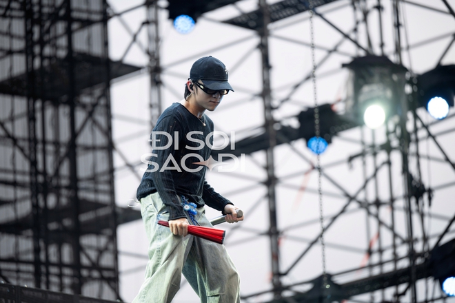 8Wonder 2025 trước giờ G: SOOBIN mặt mộc đi tổng duyệt, J Balvin rủ tlinh xuống phố làm 1 việc không ngờ tới!- Ảnh 6.