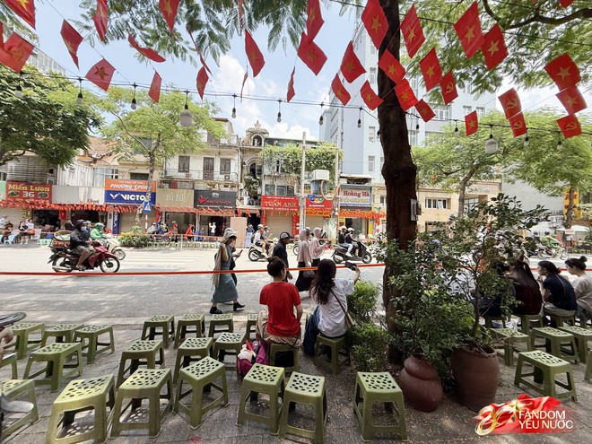 Nhiều hàng quán cho thuê ghế xem diễu binh: 20k-30k/ghế view "sát sạt" đường đi, nhiều khách đặt sẵn cả khu- Ảnh 1.