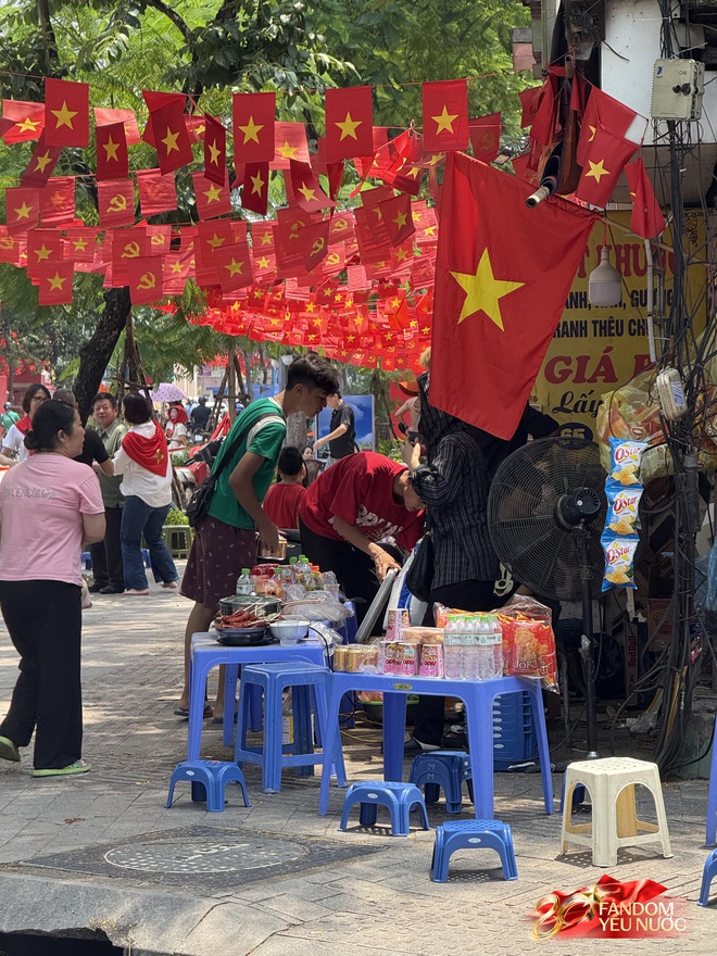 Nhiều hàng quán cho thuê ghế xem diễu binh: 20k-30k/ghế view "sát sạt" đường đi, nhiều khách đặt sẵn cả khu- Ảnh 7.