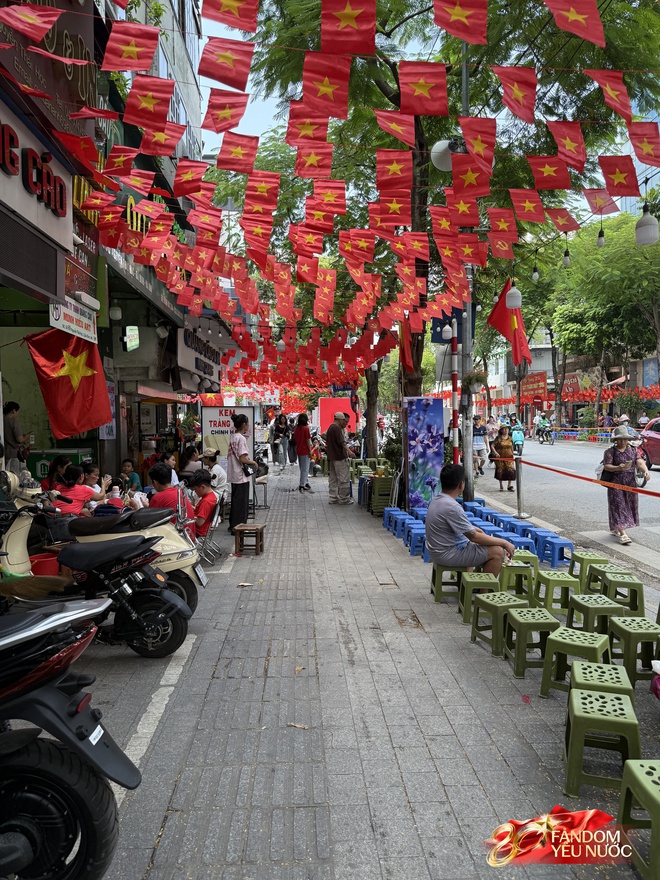 Nhiều hàng quán cho thuê ghế xem diễu binh: 20k-30k/ghế view "sát sạt" đường đi, nhiều khách đặt sẵn cả khu- Ảnh 6.