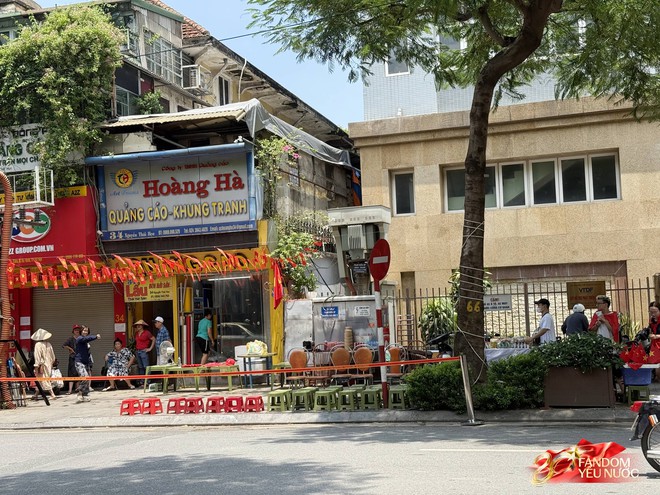 Nhiều hàng quán cho thuê ghế xem diễu binh: 20k-30k/ghế view "sát sạt" đường đi, nhiều khách đặt sẵn cả khu- Ảnh 2.