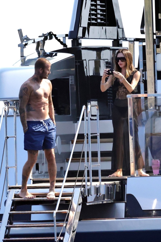 David Beckham bị paparazzi tóm dính "bàn tay hư" với Victoria trước mặt các con- Ảnh 4.