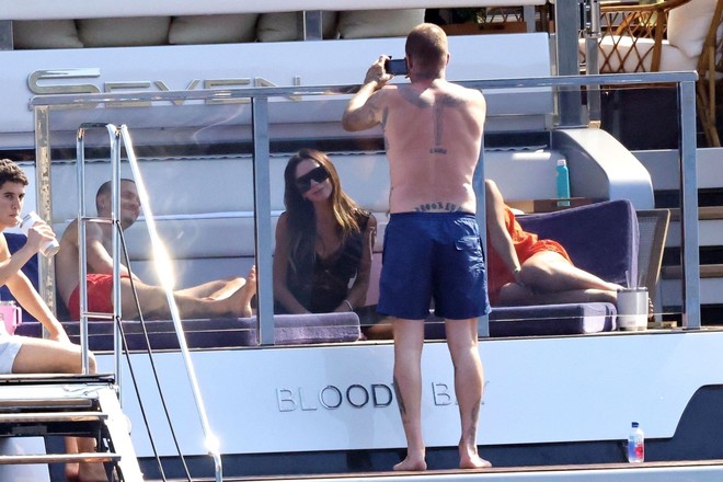 David Beckham bị paparazzi tóm dính "bàn tay hư" với Victoria trước mặt các con- Ảnh 3.