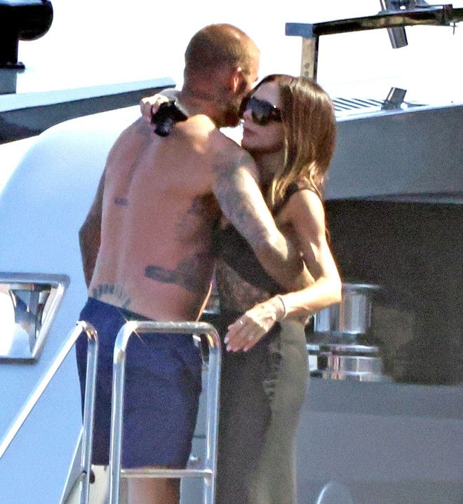 David Beckham bị paparazzi tóm dính "bàn tay hư" với Victoria trước mặt các con- Ảnh 2.