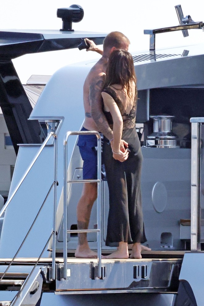 David Beckham bị paparazzi tóm dính "bàn tay hư" với Victoria trước mặt các con- Ảnh 1.