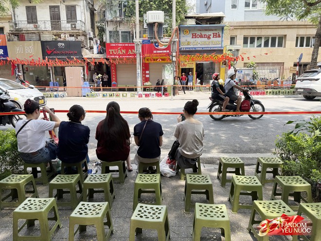 Nhiều hàng quán cho thuê ghế xem diễu binh: 20k-30k/ghế view "sát sạt" đường đi, nhiều khách đặt sẵn cả khu- Ảnh 4.