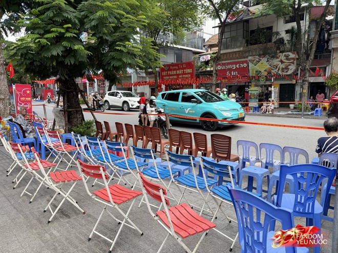 Nhiều hàng quán cho thuê ghế xem diễu binh: 20k-30k/ghế view "sát sạt" đường đi, nhiều khách đặt sẵn cả khu- Ảnh 3.