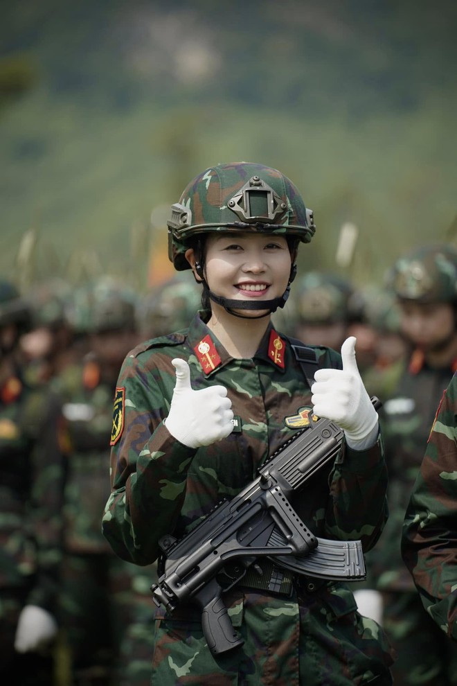 10 nữ quân nhân Việt Nam chỉ cần nở nụ cười là khuynh đảo mạng xã hội- Ảnh 18.