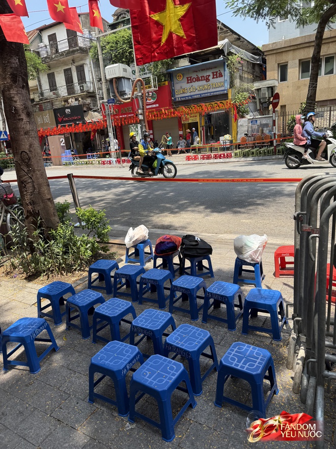 Nhiều hàng quán cho thuê ghế xem diễu binh: 20k-30k/ghế view "sát sạt" đường đi, nhiều khách đặt sẵn cả khu- Ảnh 10.